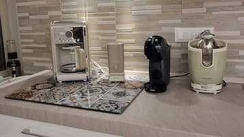 Frigobar, microondas y tetera eléctrica