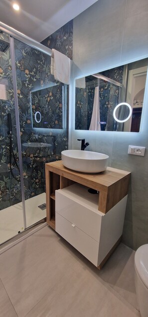 Superior Double or Twin Room | Bathroom | Free toiletries, hair dryer, slippers, towels - B&B la Dimora di Parthenope (Naples)