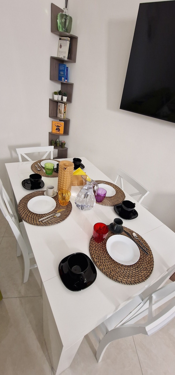 A dining table set with placemats, plates, cups, and cutlery. - B&B la Dimora di Parthenope (Naples)