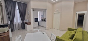 Familienapartment, Küche | Wohnbereich | Smart-TV, Drucker