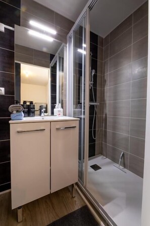 Shower, hair dryer, towels - #le#charentais#centre#ville (Cognac)