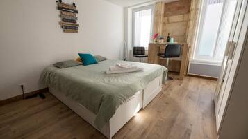 Iron/ironing board, free WiFi, bed sheets