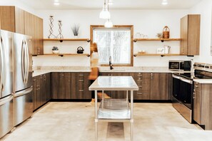 Fridge, microwave, oven, stovetop - Nature Lodge SLEEPS 80+ Family Reunions, Corporate Retreats. Entire Facility (Jensen)