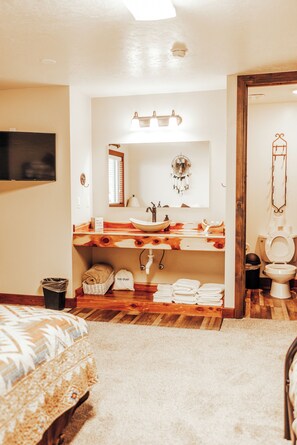 16 bedrooms, iron/ironing board, travel crib, free WiFi - Nature Lodge SLEEPS 80+ Family Reunions, Corporate Retreats. Entire Facility (Jensen)