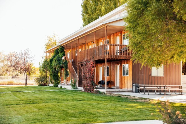 Exterior - Nature Lodge SLEEPS 80+ Family Reunions, Corporate Retreats. Entire Facility (Jensen)