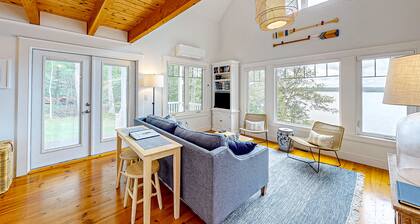 Periwinkle Cottage | Sunny cottage in Westport Island overlooking the river