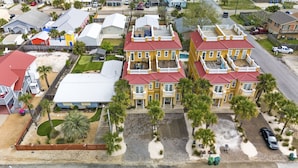 Um bairro residencial com várias casas de dois andares, cada uma com telhado vermelho e detalhes brancos.