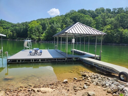 Sapphire Cottage - Waterfront w/ Covered Dock & Slide, Gentle Slope to Water