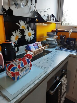 Fridge, microwave, oven, electric kettle - Eden House Retreat self-catering accommodation (Whitland)
