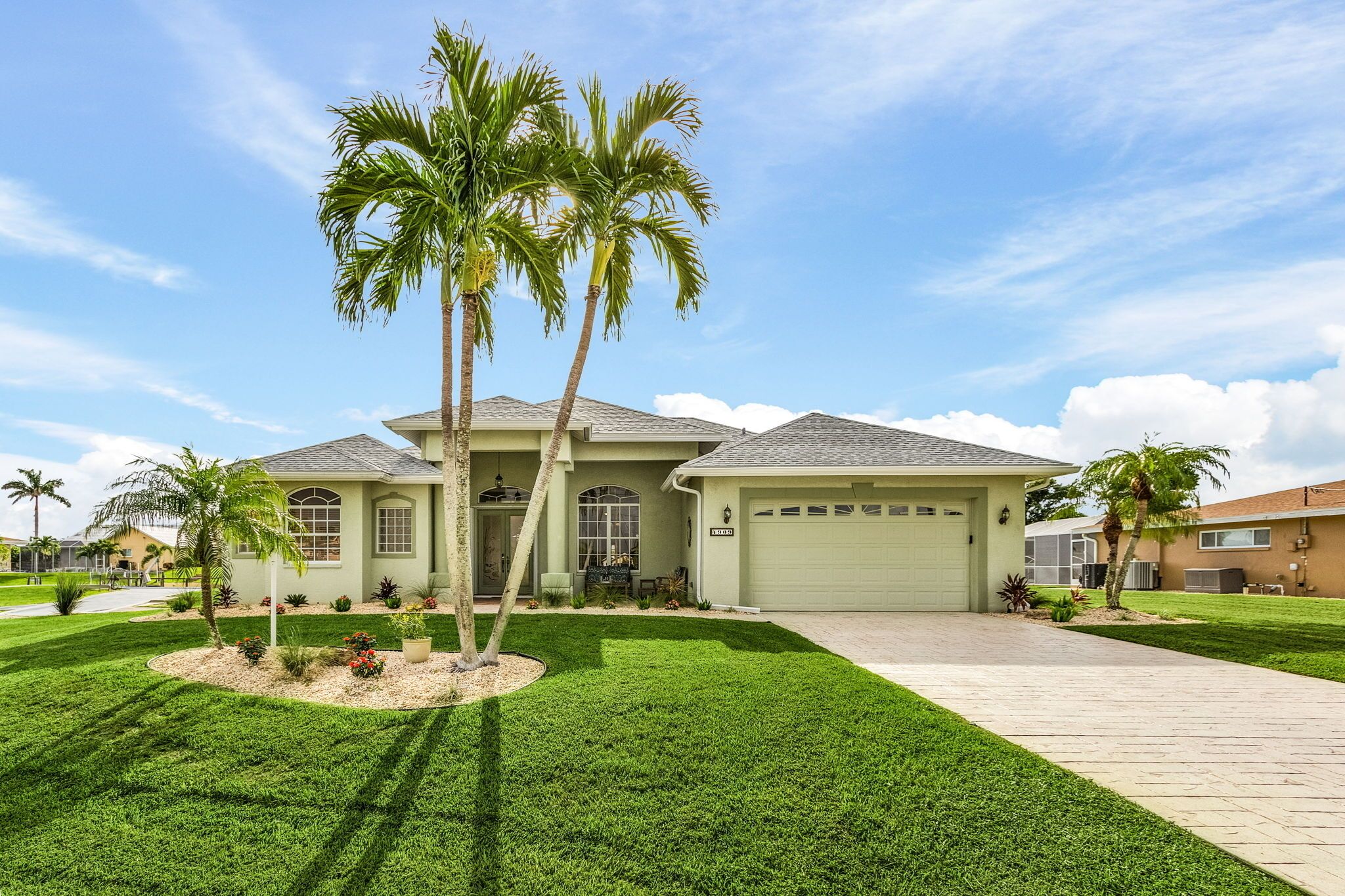 Cape Monarch!! Canal Pool Home 3 BR, 3 BA. Delightful for family or 3 couples!