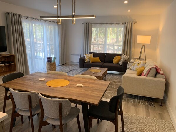 Smart TV, computer monitors