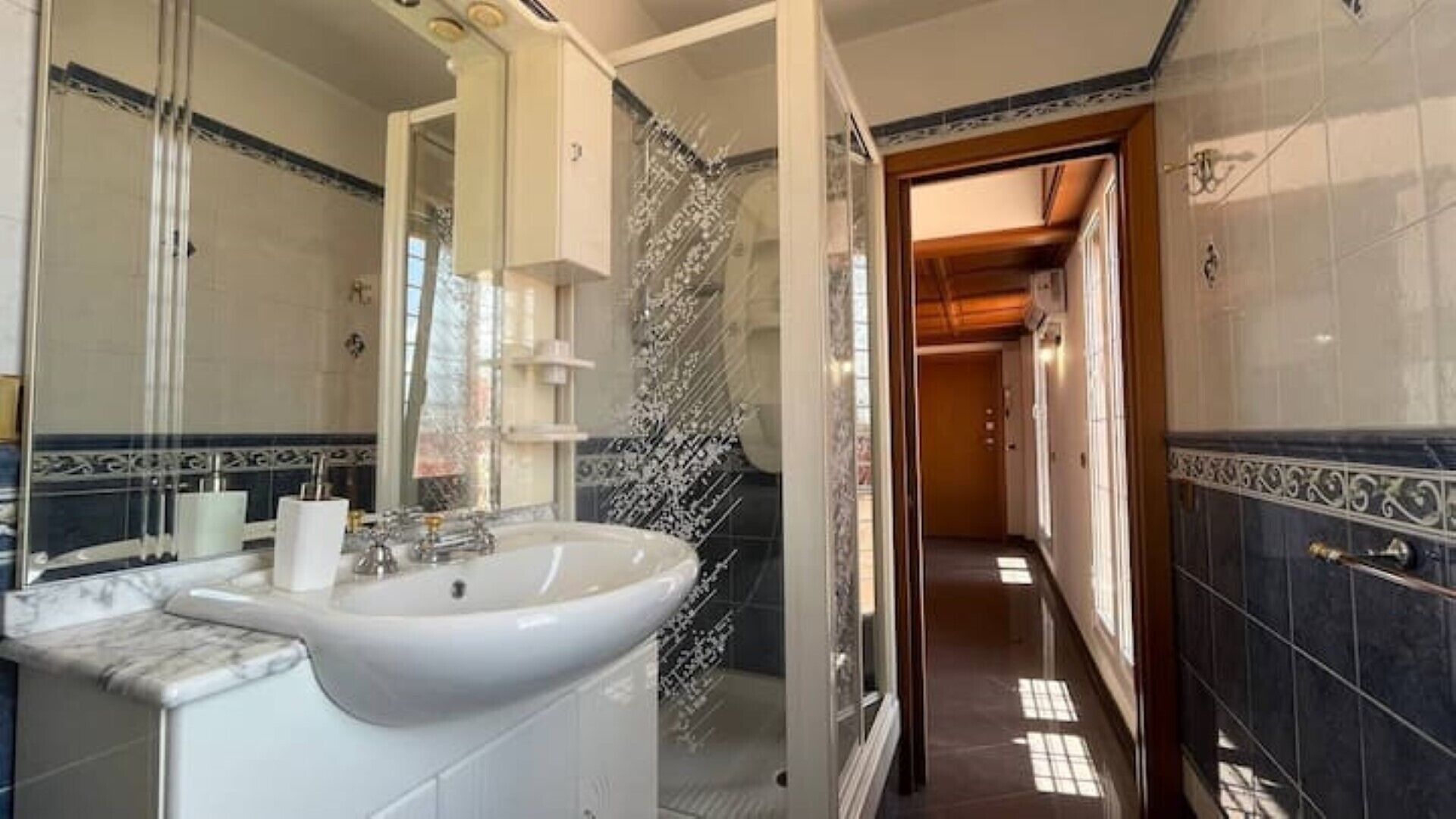 Bruser, hårtørrer, bidet, håndklæder