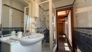 Dusche, Haartrockner, Bidet, Handtücher