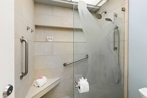 Séchoir à cheveux, serviettes fournies