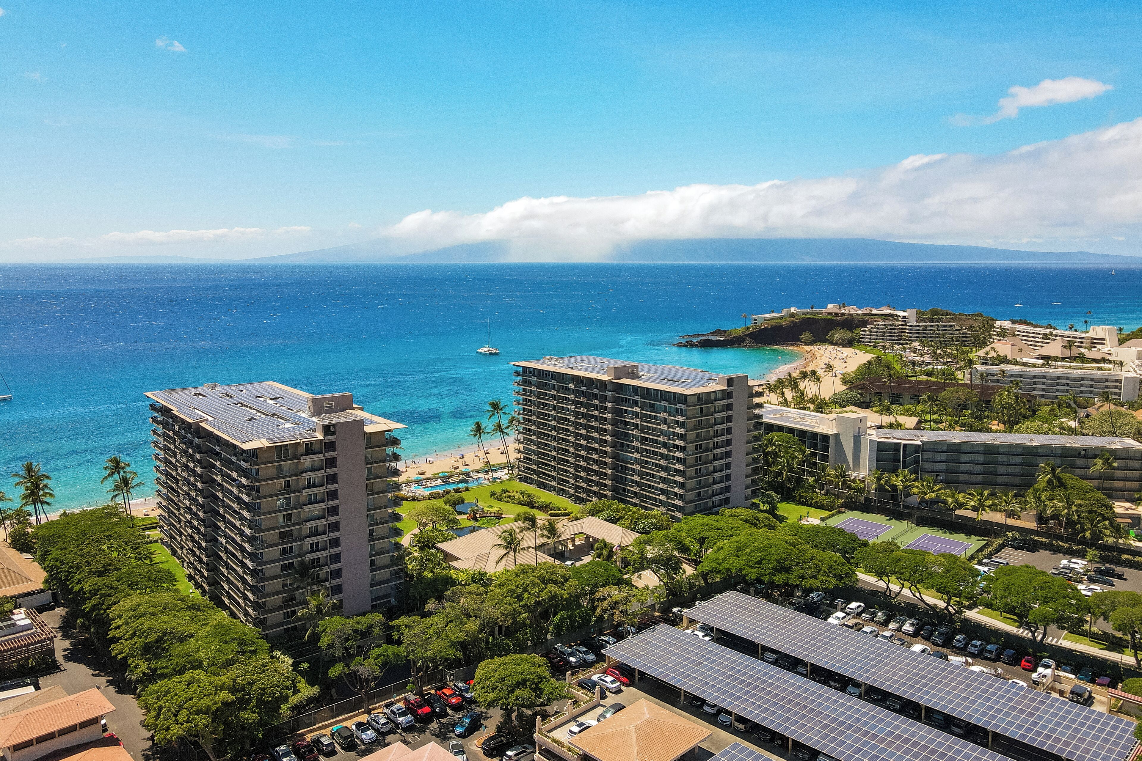 Un hôtel composé de plusieurs immeubles de grande hauteur, doté d’une plage et offrant une vue dégagée sur l’océan.