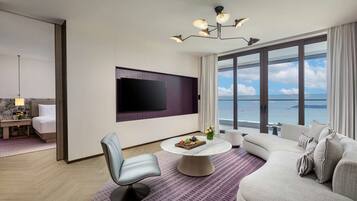 Suite, 1 chambre, vue océan | Couette en duvet d'oie, articles gratuits dans le mini-bar