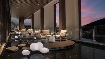 3 restaurants, breakfast, lunch, dinner served; Chinese cuisine