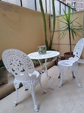 Outdoor dining - [8 minutes from metro octavian] (Roma)