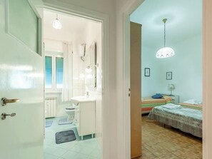 Regadera, secadora de cabello, bidet, toallas 