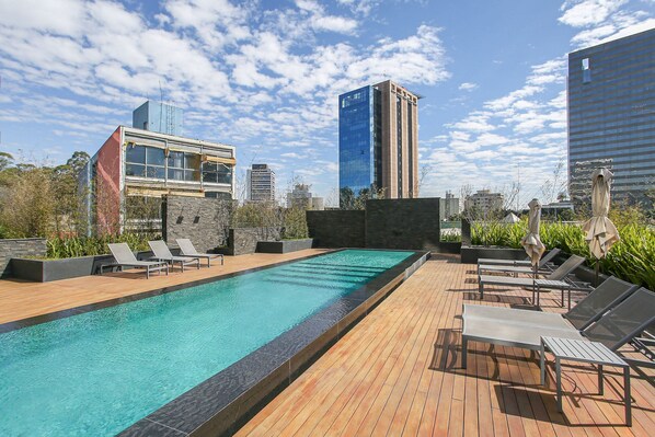 Una piscina al aire libre