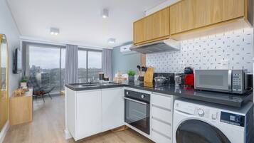 Apartamento | Cozinha privada | Talheres/pratos/utensílios de cozinha