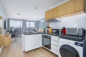 Apartamento | Cozinha privada | Talheres/pratos/utensílios de cozinha