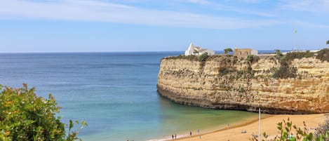 Beach nearby, sun-loungers, beach towels