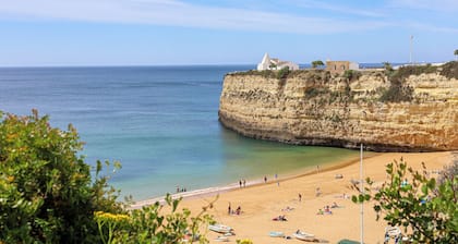 2 bedroom apartment with swimming pool 2m from Sra. da Rocha beach.