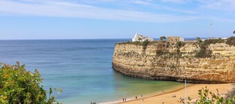 2 bedroom apartment with swimming pool 2m from Sra. da Rocha beach.