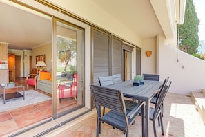 Outdoor dining - 2 bedroom apartment with swimming pool 2m from Sra. da Rocha beach. (Porches)