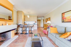 TV, video games - 2 bedroom apartment with swimming pool 2m from Sra. da Rocha beach. (Porches)