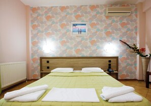 Chambre supérieure, 2 chambres | Coffre-fort, espace de travail pour ordinateurs portables