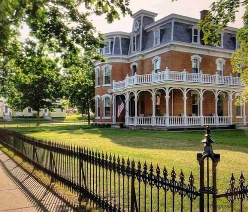 Mississippi Getaway, Feel Like Royalty