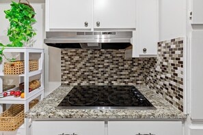 Microondas, horno, parrilla de estufa y cafetera y tetera 