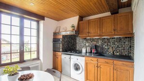 Coffee/tea maker, fridge, microwave, oven