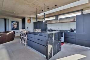 Réfrigérateur, four, plaque de cuisson, lave-vaisselle