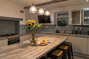 ثلاجة، ميكروويف، فرن، موقد طهي مسطح