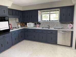 Fridge, microwave, oven, stovetop - TJ’S CAJUN LAND GETAWAY (Pierre Part)