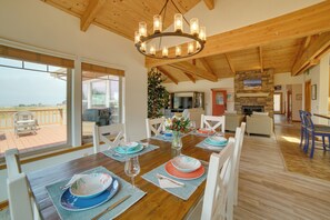 Dining - Inviting Manchester Home w/ Hot Tub Near Beach! (Manchester)