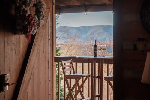 Log Cabin, Hot Tub and HUGE Mountain Views!