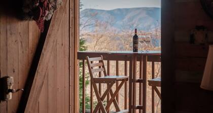 Log Cabin, Hot Tub and HUGE Mountain Views!