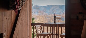 Log Cabin, Hot Tub and HUGE Mountain Views!