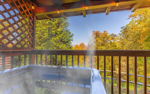 Log Cabin, Hot Tub and HUGE Mountain Views!