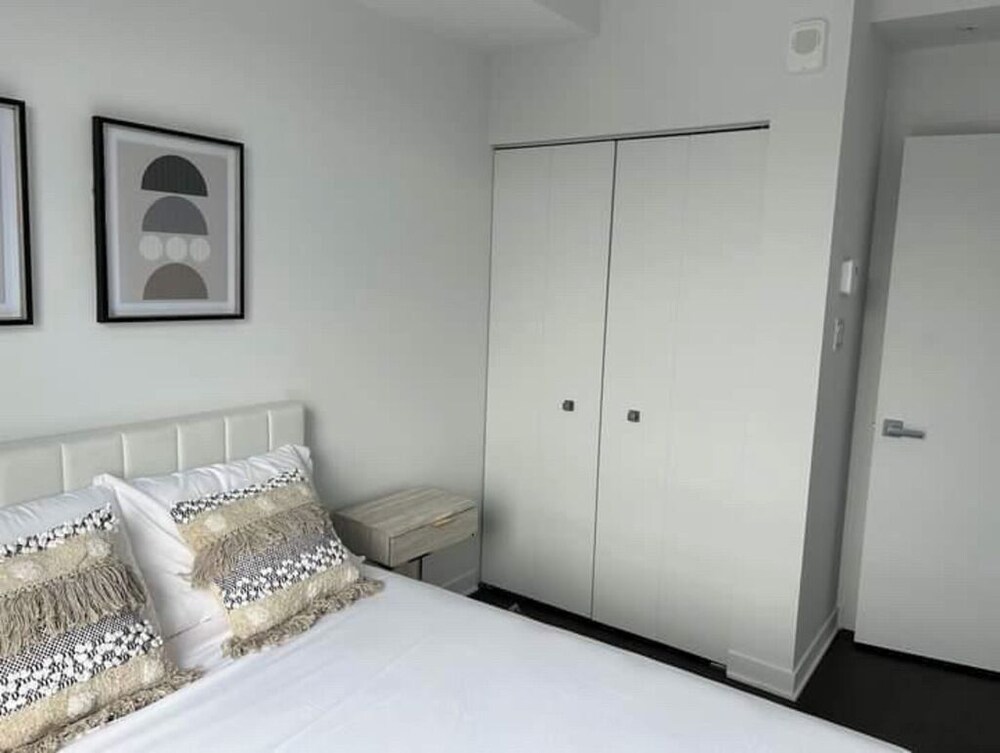 Condo de Luxe en Location Court Terme au Centreville Avec Vue