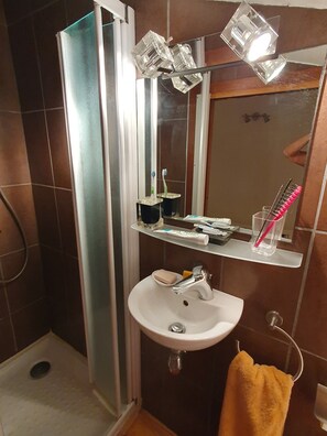 Dusche, Haartrockner, Toilettenpapier