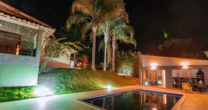 Casa linda e completa com piscina, sauna, muito verde, segurança e relaxante.
