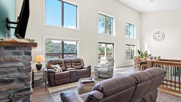 Una Smart TV, una chimenea