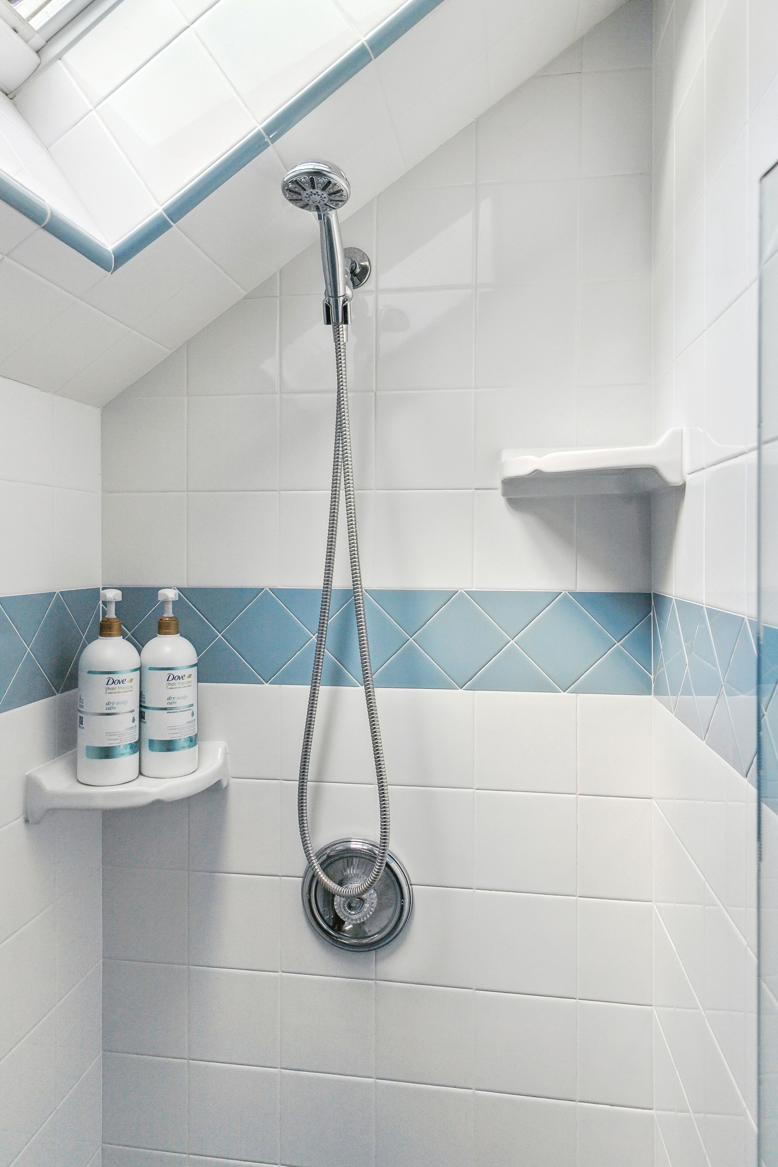 Dusj, hårføner, håndklær og såpe