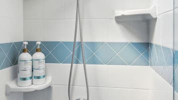 Dusj, hårføner, håndklær og såpe