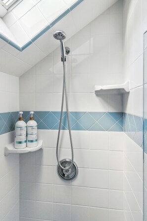 Dusj, hårføner, håndklær og såpe